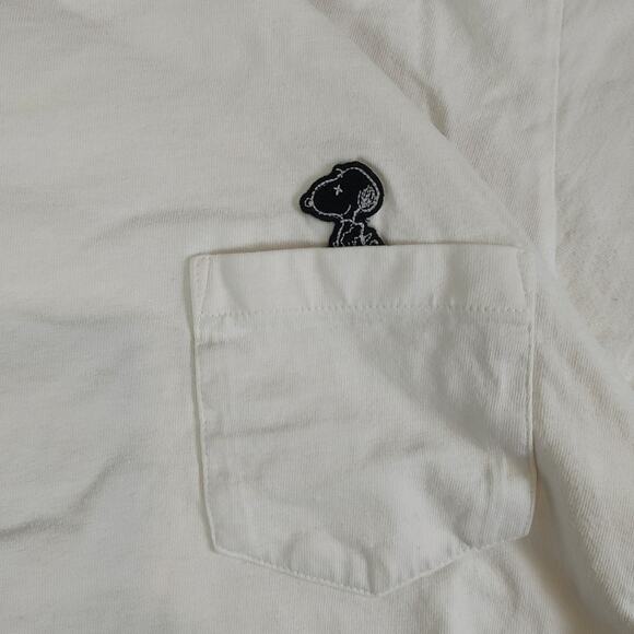 Kaws x Peanuts x Uniqlo streetwear minimalist snoopy pocket tshirt mens Medium - Picture 3 of 11
